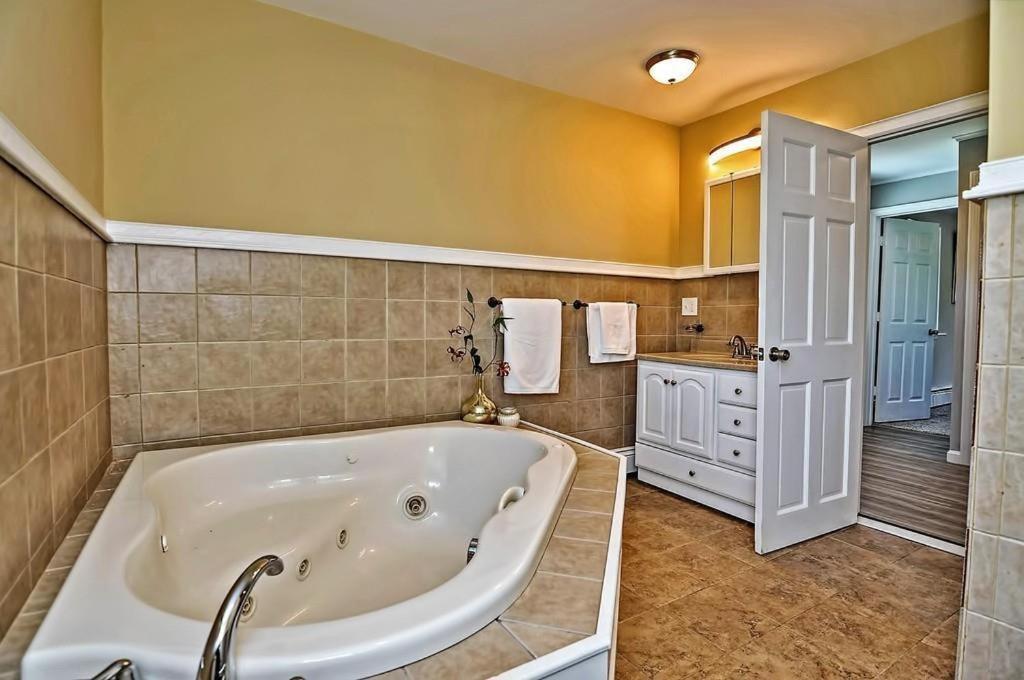 Charming Cottage Historic Falmouth Cape Cod Near Beach And Downtown 2Br 1Bath Deck Екстер'єр фото